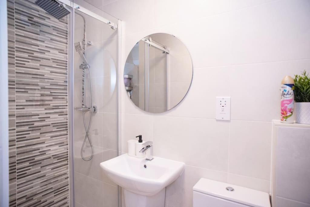 Walnut Luxurious 2-Bedroom With Ensuite - Parking, Netflix, Wifi - Close To Oxford, Bicester & Blenheim Palace Kidlington Eksteriør billede